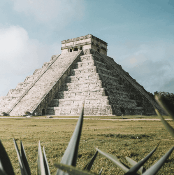 De piramide van Chichén Itzá in Mexico, een van de bekendste Maya-tempels en een populaire reisbestemming in Midden-Amerika.