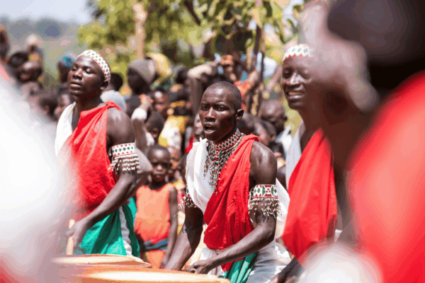 Traditionele dansers en trommelaars tijdens een lokale viering in Kenia, een kleurrijke culturele ervaring voor reizigers in Afrika.