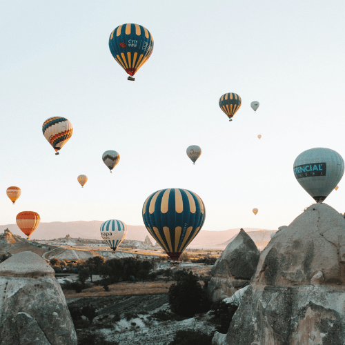 Luchtballonnen boven Cappadocië in Turkije tijdens zonsopkomst, populaire reisbestemming waarvoor reisvaccinaties worden aanbevolen.