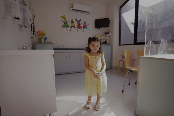 Jong kind in een medische behandelruimte, als illustratie van het belang van vaccinatie tegen mazelen.